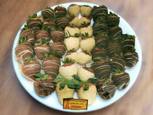 Load image into Gallery viewer, Strawberry Platter *PICK UP OR DELIVERY ONLY*
